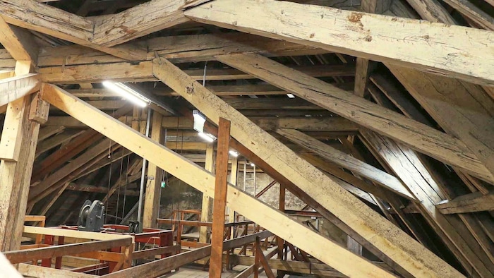 Alter Dachstuhl mit Handkurbel