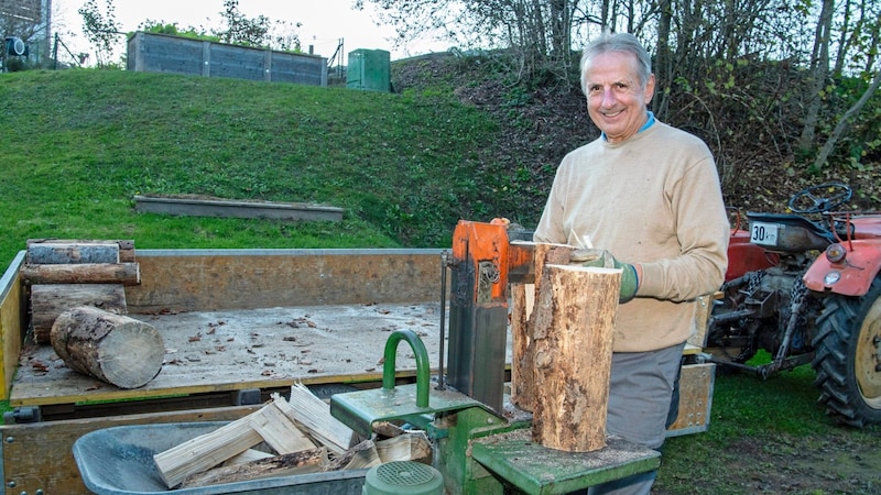 Erich Hallegger spaltet Holz unter der Filialkirche St. Lucia (Bild: Arbeiter Dieter)