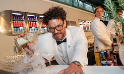 Keiner kann Cocktails wie er: Weltmeister Mario Hofferer.