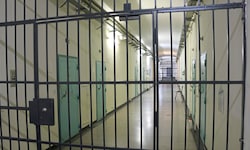 Ein 25-jähriger Häftling, der den Wien-Attentäter bei Waffenkäufen unterstützten, soll während ...