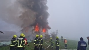 Die Flammen schlugen aus der zweistöckigen Garage (Bild: FF Fornach)