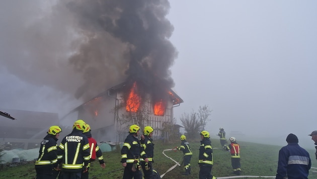 Die Flammen schlugen aus der zweistöckigen Garage (Bild: FF Fornach)