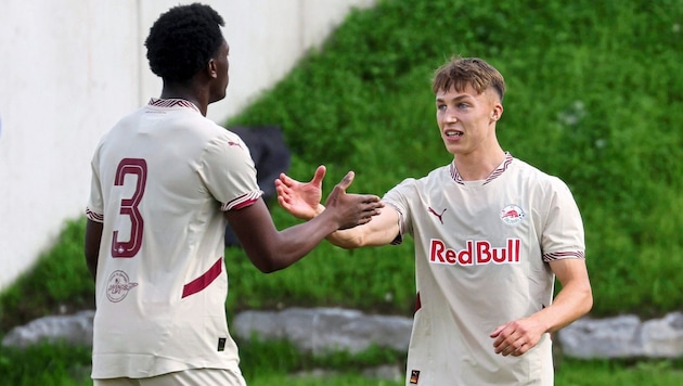 Verhounig (right) and Gadou celebrated promotion. (Bild: Tröster Andreas)