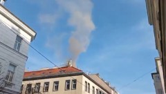 Mit einem Großaufgebot rückte die Wiener Feuerwehr an. Die Ursache für den Brand war zunächst unklar.  (Bild: Leserreporter)