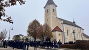 Es kamen viel mehr Trauernde, als in die Pfarrkirche in Arnreit passten.