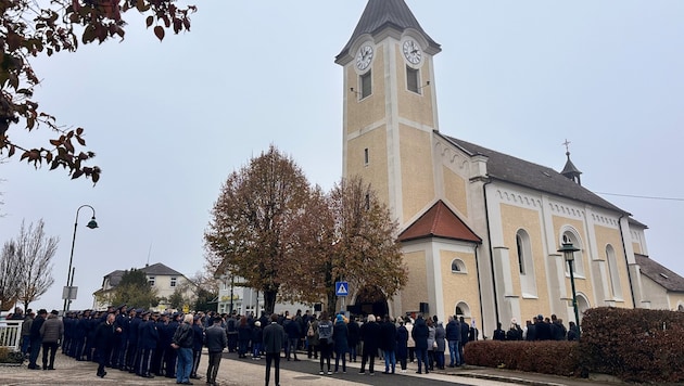 Es kamen viel mehr Trauernde, als in die Pfarrkirche in Arnreit passten. (Bild: Markus Wenzel)