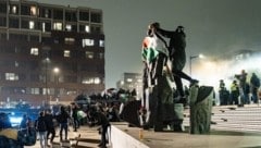 Etwa 200 Demonstranten hatten nach einem Bericht des TV-Senders NOS versucht, zum Stadion zu gelangen und eine Blockade der Polizei zu durchbrechen. (Bild: AFP/APA/ANP/Jeroen Jumelet)