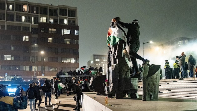 Etwa 200 Demonstranten hatten nach einem Bericht des TV-Senders NOS versucht, zum Stadion zu gelangen und eine Blockade der Polizei zu durchbrechen. (Bild: AFP/APA/ANP/Jeroen Jumelet)