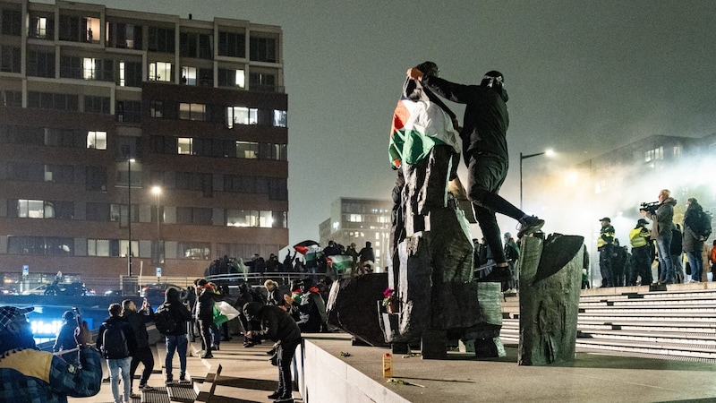 Etwa 200 Demonstranten hatten vor etwa einer Woche nach einem Bericht des TV-Senders NOS versucht, zum Stadion zu gelangen und eine Blockade der Polizei zu durchbrechen. (Bild: AFP/APA/ANP/Jeroen Jumelet)