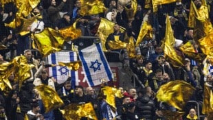 Fans von Maccabi Tel Aviv in der Amsterdam-Arena (Bild: AFP/Robin van Lonkhuijsen)