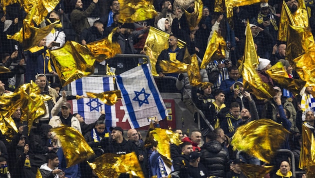 Fans of Maccabi Tel Aviv in the Amsterdam Arena (Bild: AFP/Robin van Lonkhuijsen)