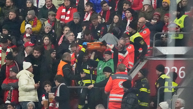 Notarzt-Einsatz in der Allianz Arena beim Spiel der Bayern gegen Benfica (Bild: Matthias Schrader)