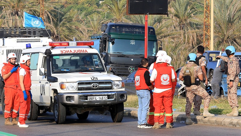 Rettungskräfte versorgten die Verletzten. (Bild: APA/AFP/Mahmoud ZAYYAT)