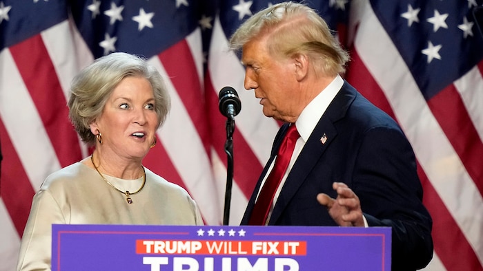 Bereits am Wahlabend durfte Susan Wiles während Donald Trumps Dankesrede mit auf die große ...