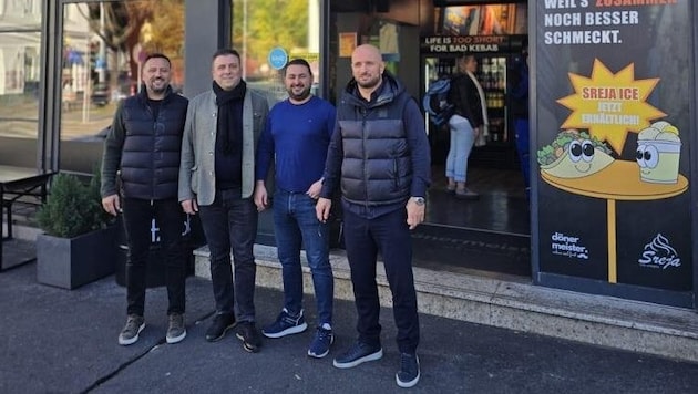 From the left: Restaurateurs Ekrem Tütüncü,Temel Tütüncü,ulaş Celikkol and Kadir Sicimoglu are continuing to expand with Dönermeister. (Bild: zVg)