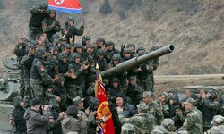 Kim Jong Un inmitten nordkoreanischer Soldaten (r. neben Fahne mit schwarzer Kapuze)