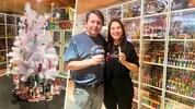 Wolfgang und Puntima Handl zeigen uns ihre PEZ-Sammlung.