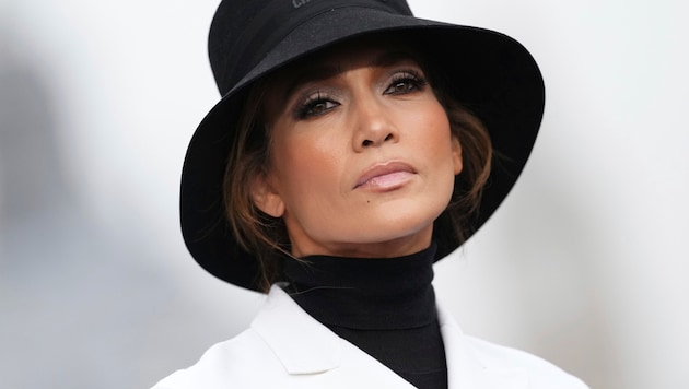 Jennifer Lopez ist derzeit auf Pressetour für ihren neuen Film „Unstoppable“. Auf Instagram präsentierte sie ihren wohl heißesten Look. (Bild: APA/Scott A Garfitt/Invision/AP)