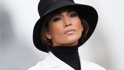 Jennifer Lopez ist derzeit auf Pressetour für ihren neuen Film „Unstoppable“. Auf Instagram präsentierte sie ihren wohl heißesten Look. (Bild: APA/Scott A Garfitt/Invision/AP)