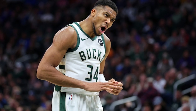 Giannis Antetokounmpo zeigte groß auf. (Bild: 2024 Getty Images)