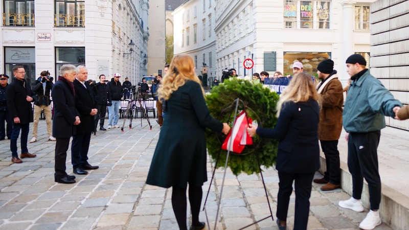 Die „Jüdischen Österreichischen Hochschüler:innen“ bildeten eine Menschenkette um das Denkmal. (Bild: APA/Eva Manhart)