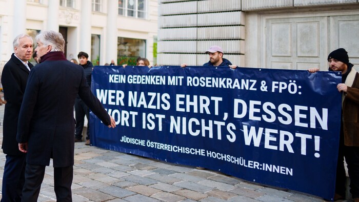 Rosenkranz und Dossi wollten einen Kranz niederlegen.