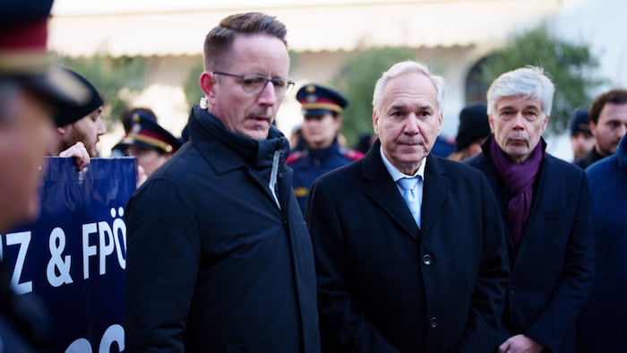Schließlich verließen sie den Platz unverrichteter Dinge.