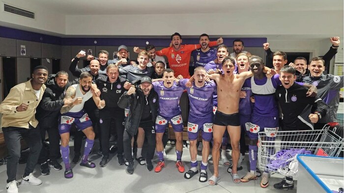 After victories, Violett celebrate in the dressing room.