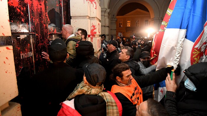 Wütende Proteste vor dem Rathaus in Novi Sad