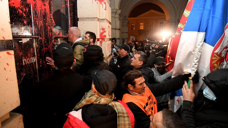 Wütende Proteste vor dem Rathaus in Novi Sad (Bild: APA/AFP/Nenad MIHAJLOVIC)