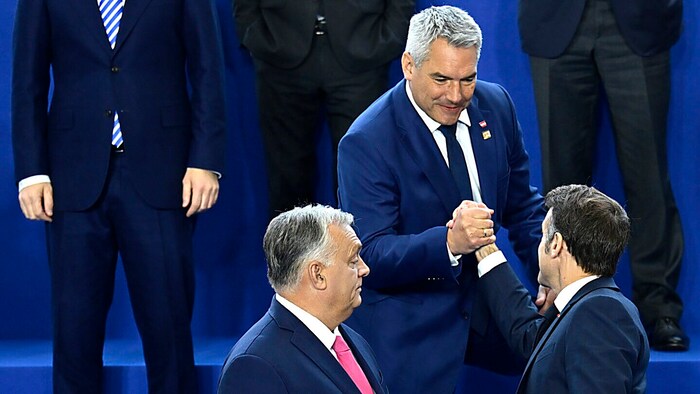 Unterns Regierungschef Viktor Orbán beobachtet, wie sich Bundeskanzler Karl Nehammer und ...