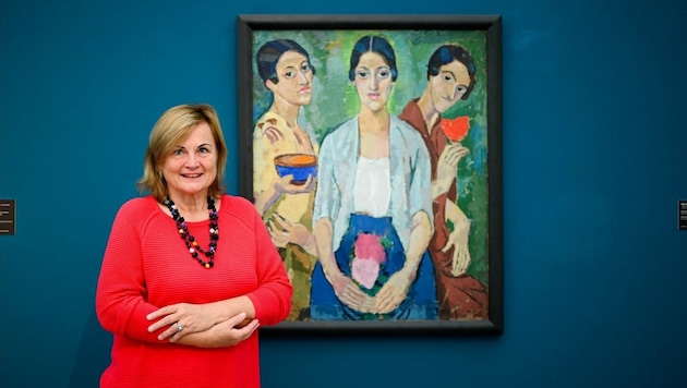 Elisabeth Nowak-Thaller in front of one of her favorite paintings: "Three Women" by Helene Funke. The painting hangs in the permanent exhibition at Lentos. (Bild: Markus Wenzel)