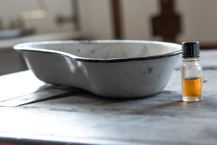 Was sich wohl in dieser halbvollen Ampulle noch befinden mag?