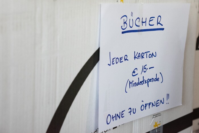 Auch schachtelweise Bücher stehen zur Abholung bereit.