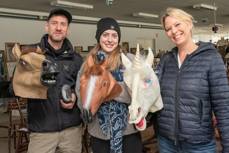 Zoltan, Aline und Stefanie aus Wien amüsierten sich über die  lustigen Masken.  (Bild: Doris_SEEBACHER)