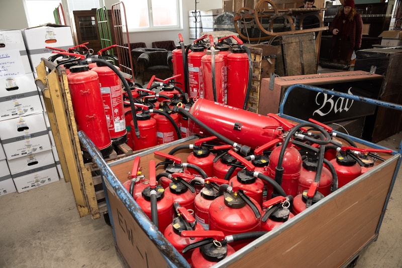 41 Feuerlöscher hatte Manker im Südbahnhotel gehortet. Angeblich sind alle noch funktionsfähig.  (Bild: Doris_SEEBACHER)