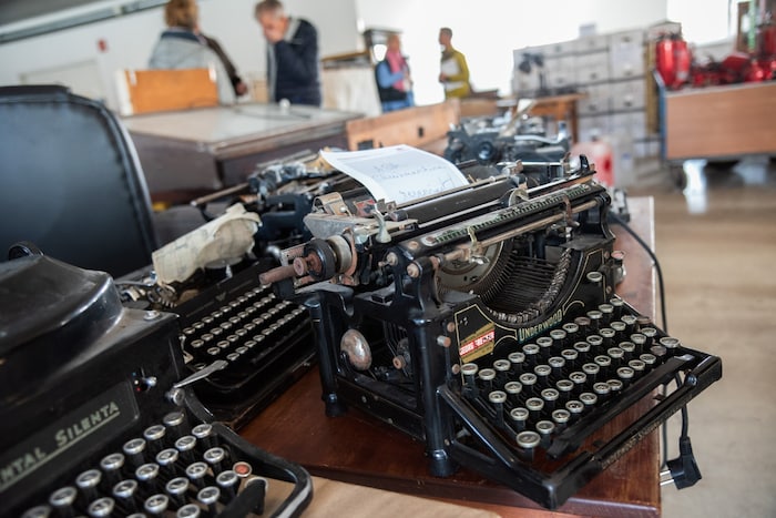 Zahlreiche Schreibmaschinen dienten als Requisiten, darunter auch eine Underwood.