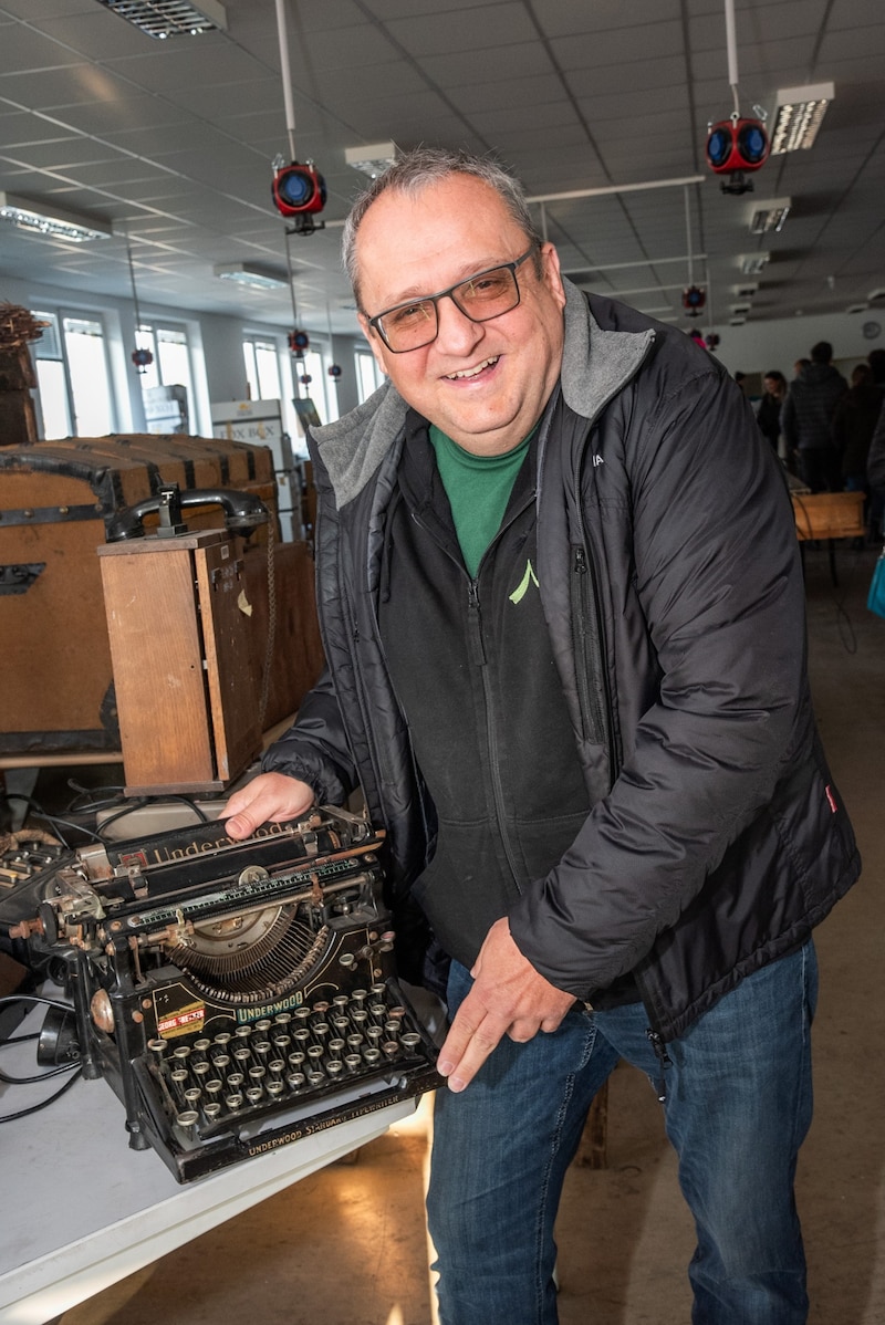 Gerwald Wessely aus Langenzersdorf erstand eine legendäre Underwood-Schreibmaschine.  (Bild: Doris_SEEBACHER)