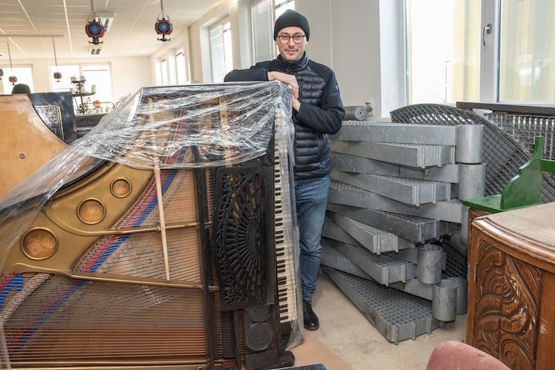 Südbahnhotel-Pressesprecher Philipp Reich vor einem alten Klavier und einer kompletten Wendeltreppe (re.). (Bild: Doris_SEEBACHER)