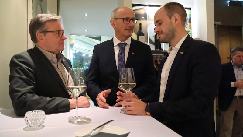 "Tursky-maker" Günther Platter (left) with LH Anton Mattle (center) and Florian Tursky after the bitter election defeat. (Bild: Birbaumer Christof)