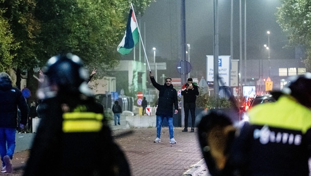 On Thursday evening, riots broke out after an Israeli away match in Amsterdam. Details are gradually becoming known. (Bild: AFP/Jeroen Jumelet)