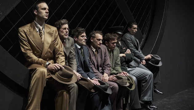 Strong performance: the seven-member male ensemble. (Bild: Burgtheater/© Tommy Hetzel)