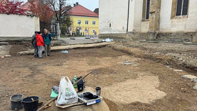 Weit über 200 Jahre alte Gebeine und mittelalterliche Baustrukturen bei der Stadtpfarrkirche St. Magdalena in Völkermarkt (13.Jh.).  (Bild: Stadtgemeinde Völkermarkt )