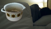 Der Mann lag in seinem Bett, als die 32-Jährige ihm kochendes Wasser aus diesem Kochtopf über ...