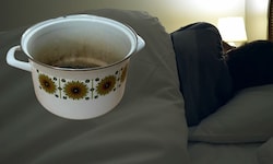 Der Mann lag in seinem Bett, als die 32-Jährige ihm kochendes Wasser aus diesem Kochtopf über ...