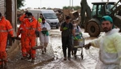 Zehn Tage nach dem Unwetter in Spanien laufen die Aufräumarbeiten auf Hochtouren. Aufnahmen zeigen Schlamm und Menschen mit Atemschutz. (Bild: AFP/Cesar Manso)