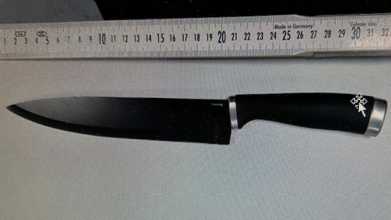 Das unter der Matratze des 18-Jährigen gefundene Messer (Bild: LPD Stmk)