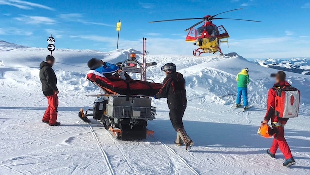 The rescue chain for accidents on ski slopes or in the backcountry consists of numerous interlinked links. (Bild: ZOOM Tirol/Krone KREATIV)