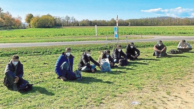 The police managed to stop the smugglers after a short manhunt. The Syrians were happy to get out into the open. (Bild: Christian Schulter)