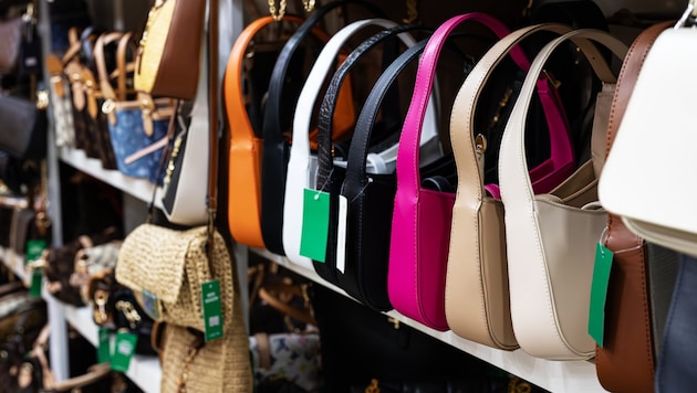 Wollen Sie sich von einer gut erhaltenen Handtasche trennen? Dann spenden Sie diese doch für einen Charity-Verkauf, mit dessen Erlös ein Projekt gegen Gewalt an Frauen unterstützt wird (Symbolbild). (Bild: M-Production - stock.adobe.com)